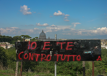Sur les murs de Rome : diverses inscriptions politiques dont celle-ci Io e Te contro tutto